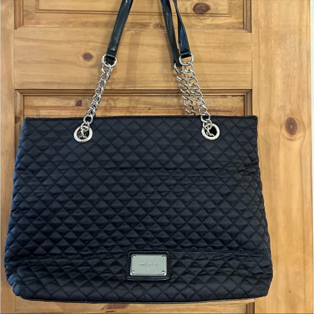 Gorgeous and Soft Nine West Shoulder Bag / So lightweight. Pretty! Silver HW.